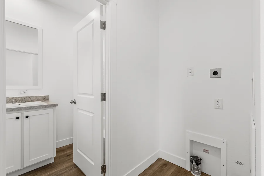 Conexiones de lavandería junto al baño del pasillo