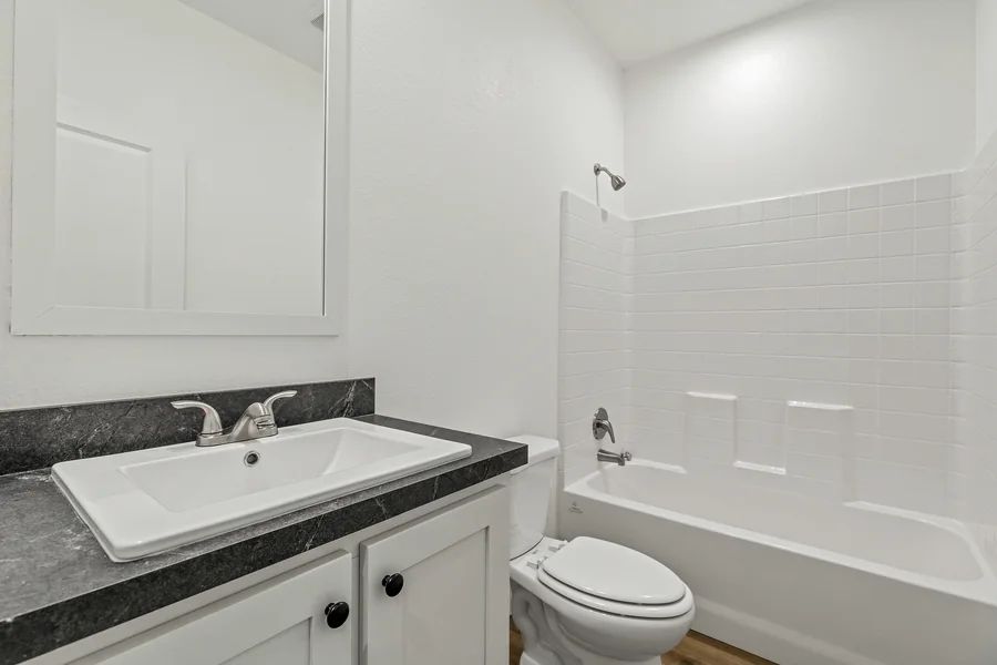 Baño de visitas con tina y regadera